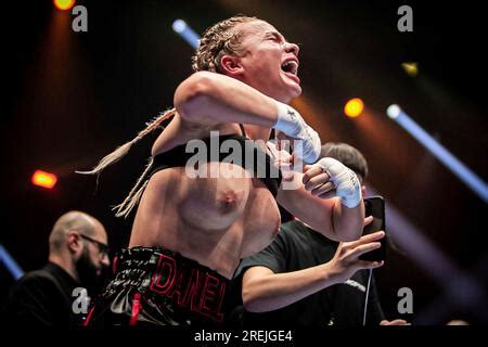 boxer flashes after win reddit|Female boxer celebrates her victory by flashing the。